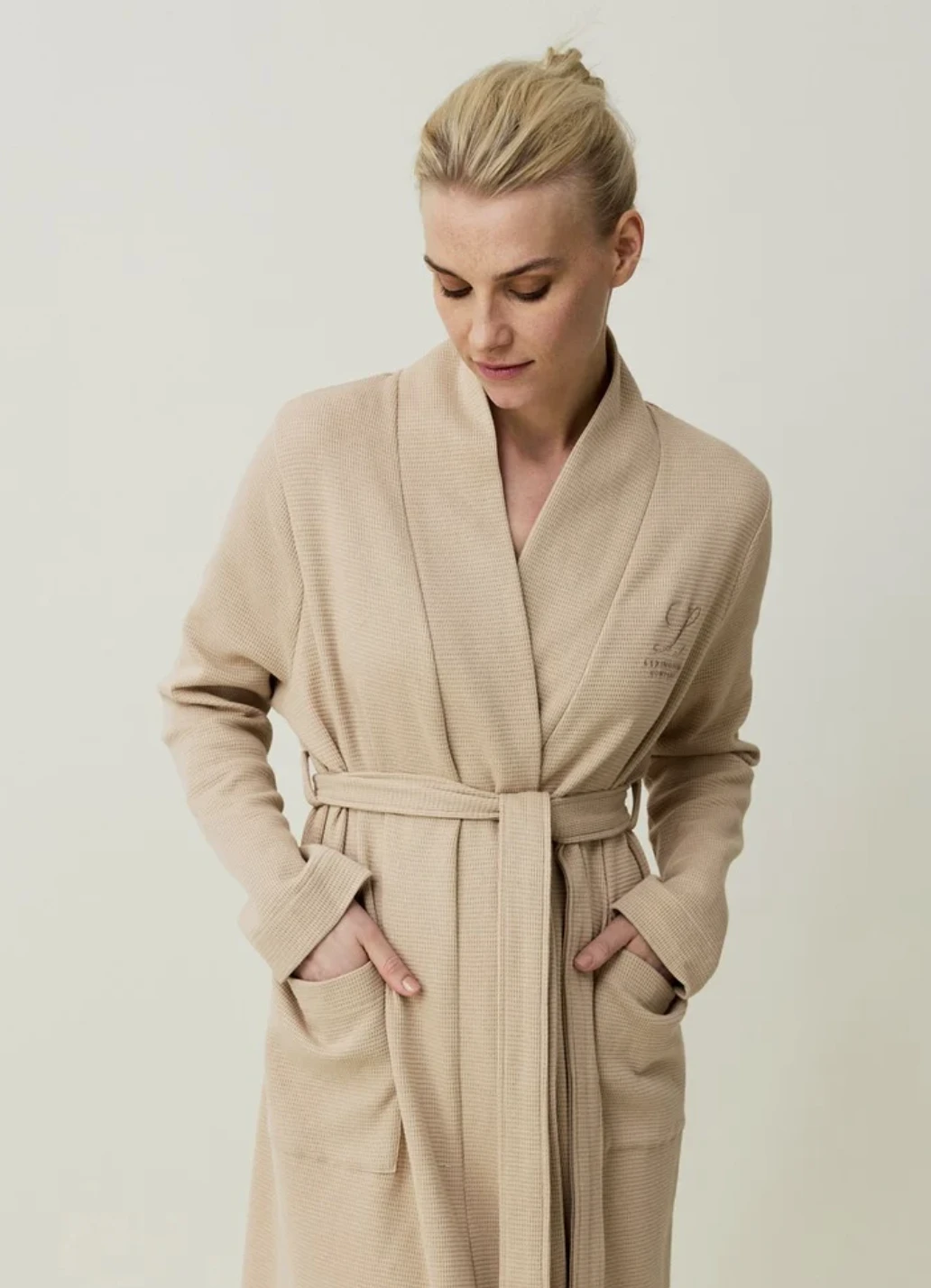 Lexington Aubrey Cotton Waffle Bademantel S, Beige 5 Lexington Aubrey Cotton Waffle Bademantel S, Beige – Bild 3