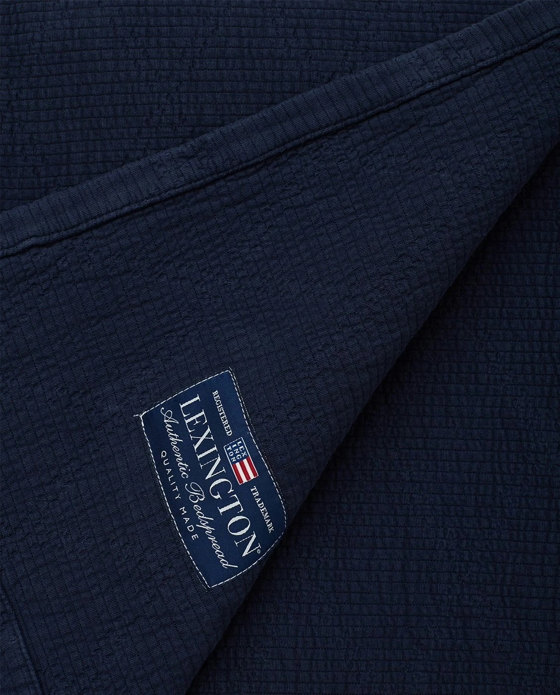 Lexington Quilted Jacquard Tagesdecke Dunkelblau, 260x240 Cm 4 Lexington Quilted Jacquard Tagesdecke Dunkelblau, 260x240 Cm – Bild 2